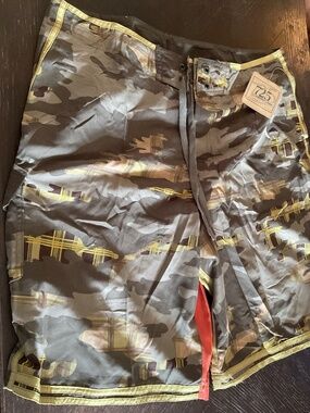 725 ORIGINAL SHORTS  SZ LARGE  NWT .